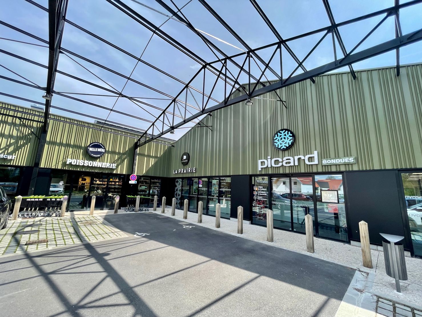 Réalisation : menuiseries extérieures et porte auto pour la Halle gourmande de Bondues