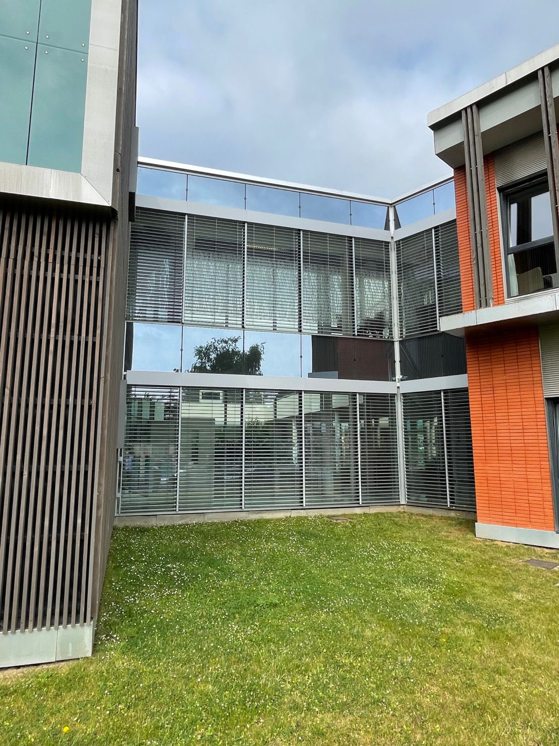 Réalisation : mise en œuvre de BSO (Brise Soleil Orientables) motorisés sur ses façades, notamment sur les façades équipées de mur-rideau.